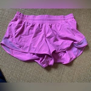Lululemon bubblegum pink hotty hot shorts low rise 2.5”